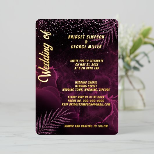 Donker paarse elegante stijlvolle bruiloft folie uitnodiging (Staand Voorkant)