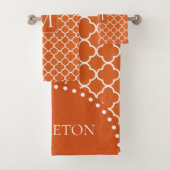 Donker Sinaasappel Quatrefoil - Monogram Bad Handdoek (Insitu)