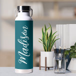 Donker Turquoise Wit Handgeschreven Script Custom Waterfles<br><div class="desc">Een leuke gepersonaliseerde turquoise monogram waterfles voor een meisje of man die houdt van eenvoudige,  handgeschreven geschenken. Mooi cursief schrift aan de zijkant van je flesje dat jouw naam uitspreekt.</div>