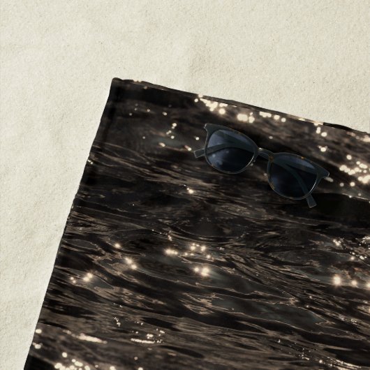 Donker water maanlicht sprankelende reflectie zwar strandlaken (In situ)