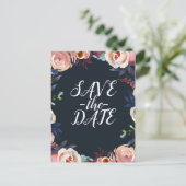 Donkerblauw & Blush Roze Pastel Bloemen Save the D Aankondigingskaart (Staand voorkant)