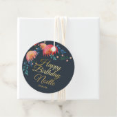 Donkerblauw, elegant, witte bloemen, goudaccent bedankjes labels (In situ)