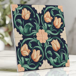Donkerblauw en perzik Arts and Crafts Tulp Tegeltje<br><div class="desc">Transformeer uw ruimte met deze prachtige Arts and Crafts-tegel met zachte perziktulpen tegen een rijke donkerblauwe achtergrond. Elegante scrollende wijnstokken en symmetrische details voegen een tijdloze charme toe,  ideaal voor backsplashes,  accentmuren of het creëren van een statement-stuk met  sophisticatie.</div>