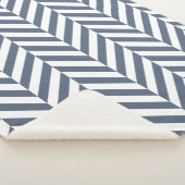 Donkerblauw en wit geometrisch visgraatpatroon sherpa deken (3/4)