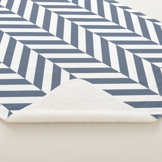 Donkerblauw en wit geometrisch visgraatpatroon sherpa deken (3/4)