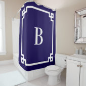 Donkerblauw en wit Grieks Key Eenvoudig Monogram Douchegordijn (In situ)