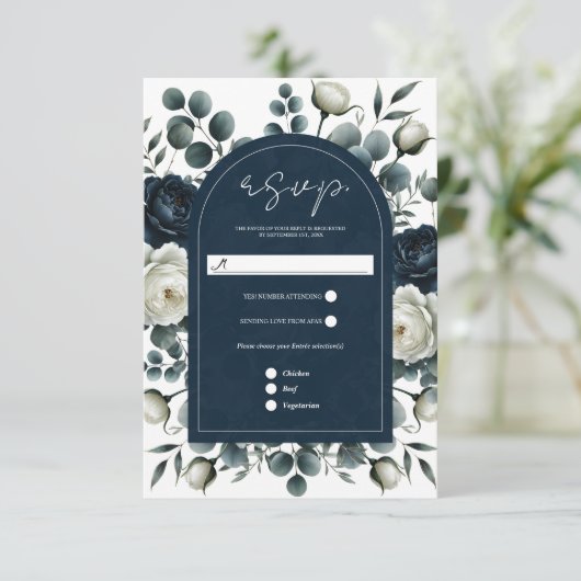 Donkerblauw en wit Modern Bloemengroen RSVP Kaartje (Staand voorkant)