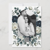 Donkerblauw en wit Modern Bloemengroen Weddingu Kaart (Achterkant)