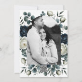 Donkerblauw en wit Modern Floral Verloving Kaart (Achterkant)