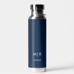 Donkerblauw en wit | Modern monogram Waterfles<br><div class="desc">Dit moderne waterflessenontwerp is voorzien van een donkerblauwe achtergrond,  met uw initialen in vetgedrukte witte tekst voor een eenvoudige en stijlvolle,  maar professionele uitstraling.</div>