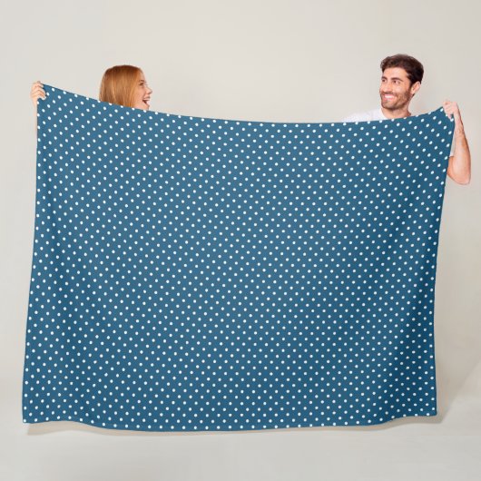 Donkerblauw en witte poka dot patroon fleece deken (In situ)