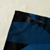 Donkerblauw en zwart geometrisch maaspatroon strandlaken (In situ)
