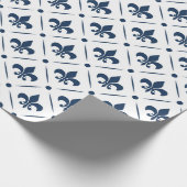Donkerblauw Fleur De Lis patroon op witte achtergr Cadeaupapier (Hoek)