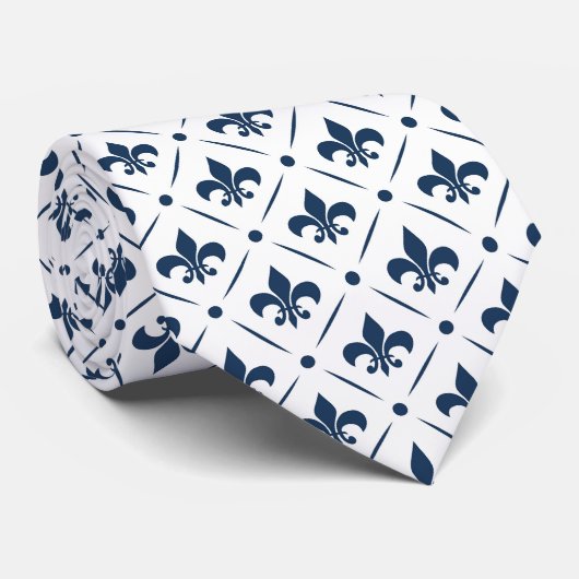 Donkerblauw Fleur De Lis patroon op witte achtergr Stropdas (Opgerold)