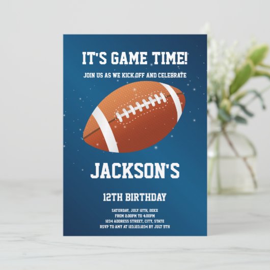 Donkerblauw Football Verjaardagsuitnodiging Kaart (Staand voorkant)