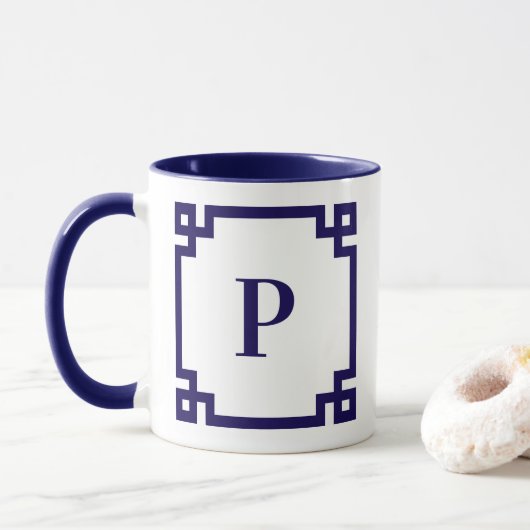 Donkerblauw Grieks sleutel grens monogram Mok (Met donut)