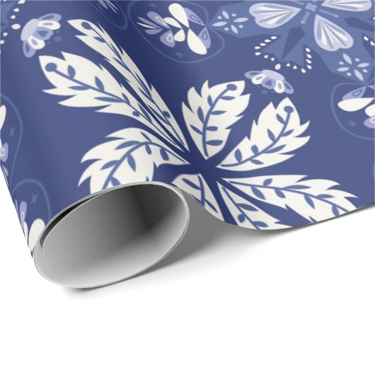 donkerblauw inpakpapier met een witte vlinder