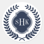 Donkerblauw laurier kam krans aangepaste monogram ronde sticker (Voorkant)