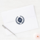 Donkerblauw laurier kam krans aangepaste monogram ronde sticker (Envelop)