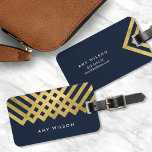 Donkerblauw Modern & Faux Gold Geometrisch Bagagel Bagagelabel<br><div class="desc">Onderscheid je van andere bagage bij de bagageband met dit stijlvolle donkerblauwe label met een gedurfd geometrisch ontwerp van faux gold. Personaliseer dit label met uw gegevens en klik op de knop "Aanpassen" voor meer mogelijkheden, zoals het wijzigen van het lettertype en de grootte ervan. *Houd er rekening mee dat...</div>