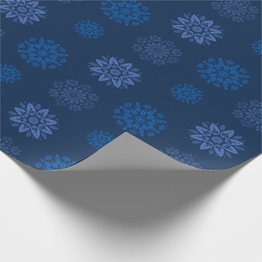 Donkerblauw sneeuwvlokpatroon cadeaupapier (Hoek)