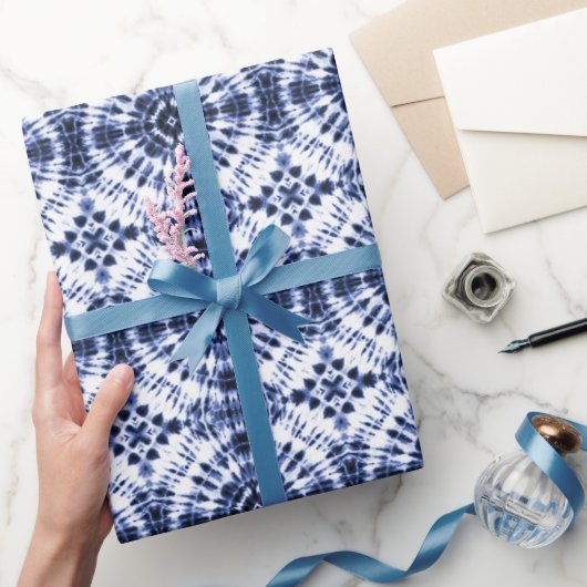 Donkerblauw stropdas kleurstofpatroon cadeaupapier (Geschenken)