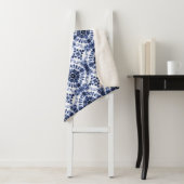 Donkerblauw stropdas kleurstofpatroon sherpa deken (In situ)