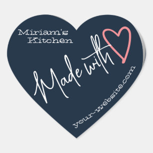 Donkerblauw van de keuken gemaakt met liefdesbakke hart sticker