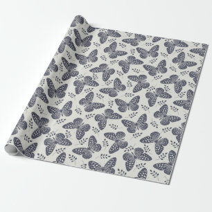 Donkerblauw vlinderpatroon op grijze achtergrond cadeaupapier