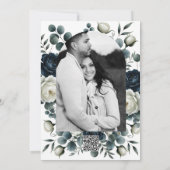 Donkerblauw & wit Modern Bloemengroen Huwelijk Kaart (Achterkant)