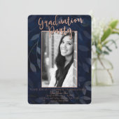 Donkerblauwe botanische bladeren modern afstudeerf kaart (Staand voorkant)