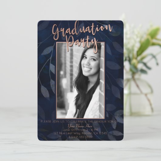 Donkerblauwe botanische bladeren moderne afstudeer kaart (Staand voorkant)