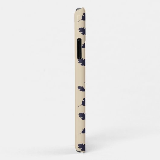 Donkerblauwe eiken bladeren patroon op beige achte Case-Mate iPhone case (Achterkant/rechts)