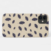 Donkerblauwe eiken bladeren patroon op beige achte Case-Mate iPhone case (Achterkant (horizontaal))