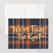 Donkerblauwe en oranje geruite trouwuitnodigingen uitnodiging briefkaart (Voorkant / Achterkant)