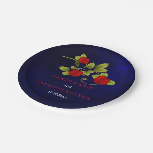 Donkerblauwe en rode rozenbruiloft papieren bordje (Gekanteld)