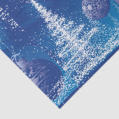 Donkerblauwe en witte kerstsieraden en bomen tissuepapier (Detail)
