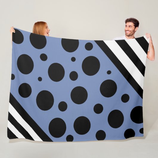 Donkerblauwe en zwarte pooldots en stripesmandje fleece deken (In situ)