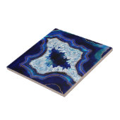 Donkerblauwe geodekristallen en gouden digitale ku tegeltje (Zijkant)