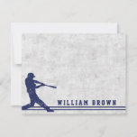 Donkerblauwe gepersonaliseerde baseball silhouette notitiekaartje<br><div class="desc">Een gepersonaliseerde notiecard met een donkerblauw silhouet van een honkbalspeler die een honkbalknuppel op een versleten kogelachtergrond draait. Onderaan zie je een grens met twee blauwe strepen en aanpasbare naam of andere tekst in een donkerblauwe,  op de universiteit jutse sportdoopvont.</div>