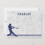 Donkerblauwe gepersonaliseerde baseball silhouette notitiekaartje<br><div class="desc">Een gepersonaliseerde notiecard met een donkerblauw silhouet van een honkbalspeler die een honkbalknuppel op een versleten kogelachtergrond draait. Onderaan bevindt zich een rand met twee blauwe strepen.  naam of andere tekst in een donkerblauw college-jersey sportlettertype.</div>