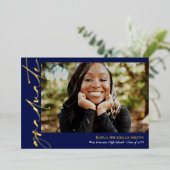 Donkerblauwe goudkalligrafie Foto-Afstuderen Folie Uitnodiging (Staand Voorkant)