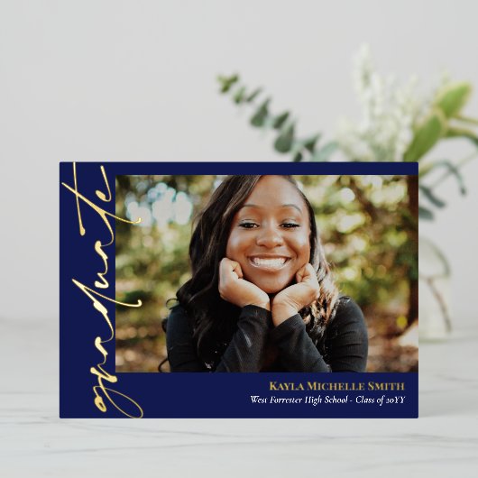 Donkerblauwe goudkalligrafie Foto-Afstuderen Folie Uitnodiging (Staand Voorkant)
