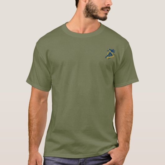 Donkerblauwe hardloper met gele driehoek t-shirt (Voorkant)