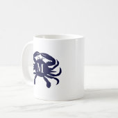 Donkerblauwe krab monogram koffiemok (Voorkant links)