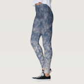 Donkerblauwe legging met een bewolkte lucht (Links)