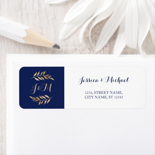 Donkerblauwe monogram left Wreated Wedding Etiket (Insitu)