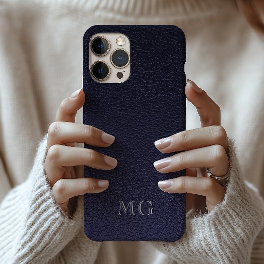 Donkerblauwe namaakleer witte gemonogrammeerde ini Case-Mate iPhone case