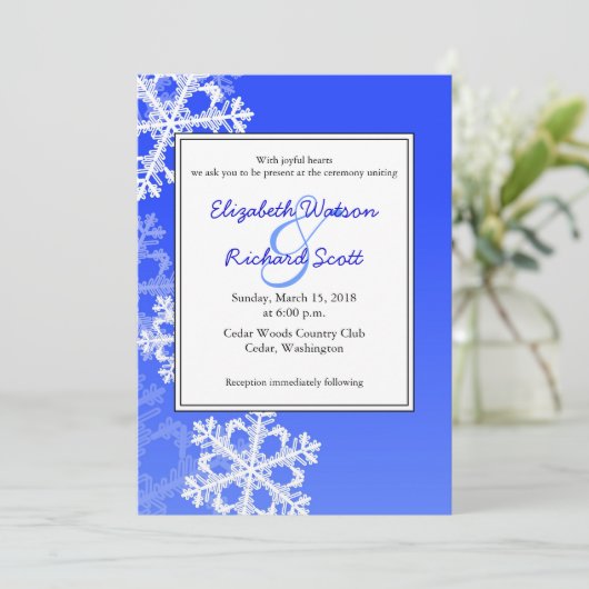 Donkerblauwe Sneeuwvlokken Kerst trouw uitnodiging (Staand voorkant)