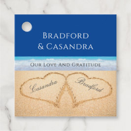 Donkerblauwe strandhuwelijk 2 harten in het zand bedankjes labels